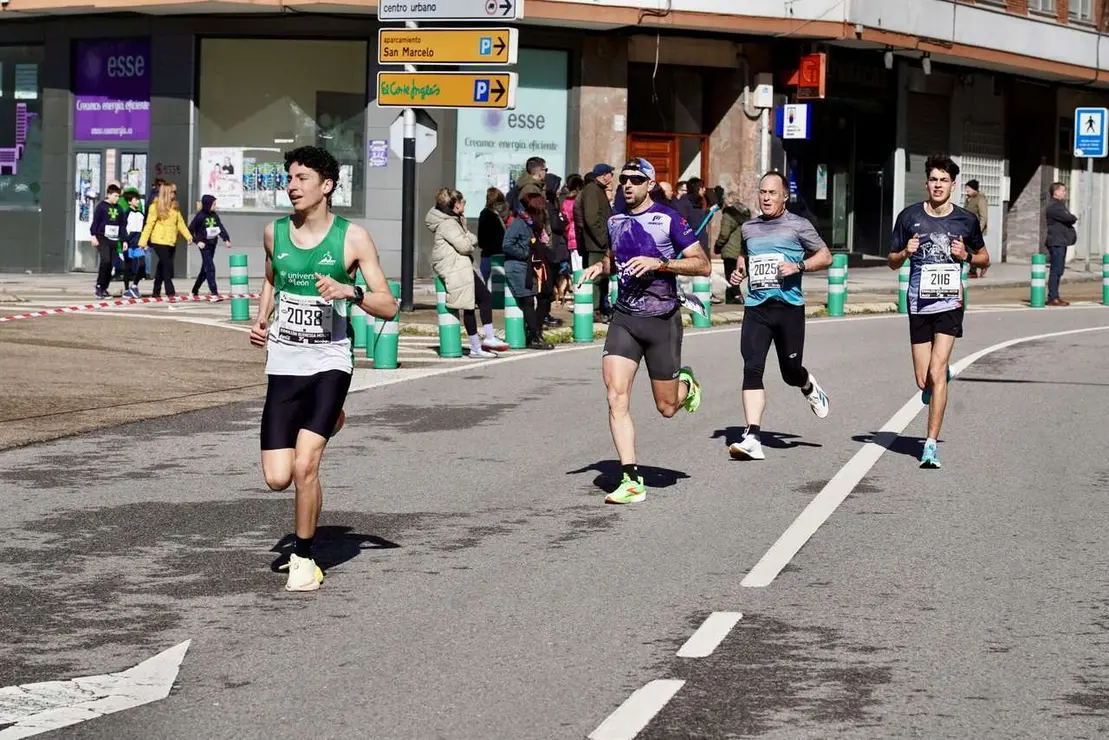 El alcalde de Le&oacute;n, Jos&eacute; Antonio Diez, participa en la salida de la XV Media Marat&oacute;n Ciudad de Le&oacute;n.