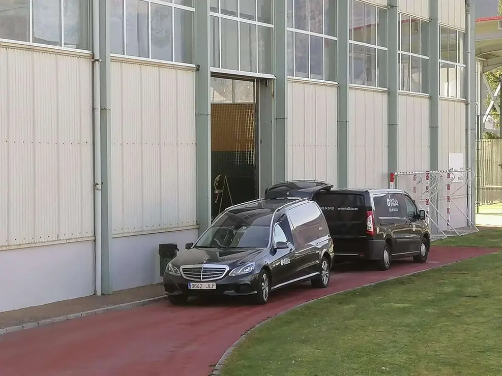 Coches f&uacute;nebres en el Polideportivo de Villablino este martes. / LEON24HORAS