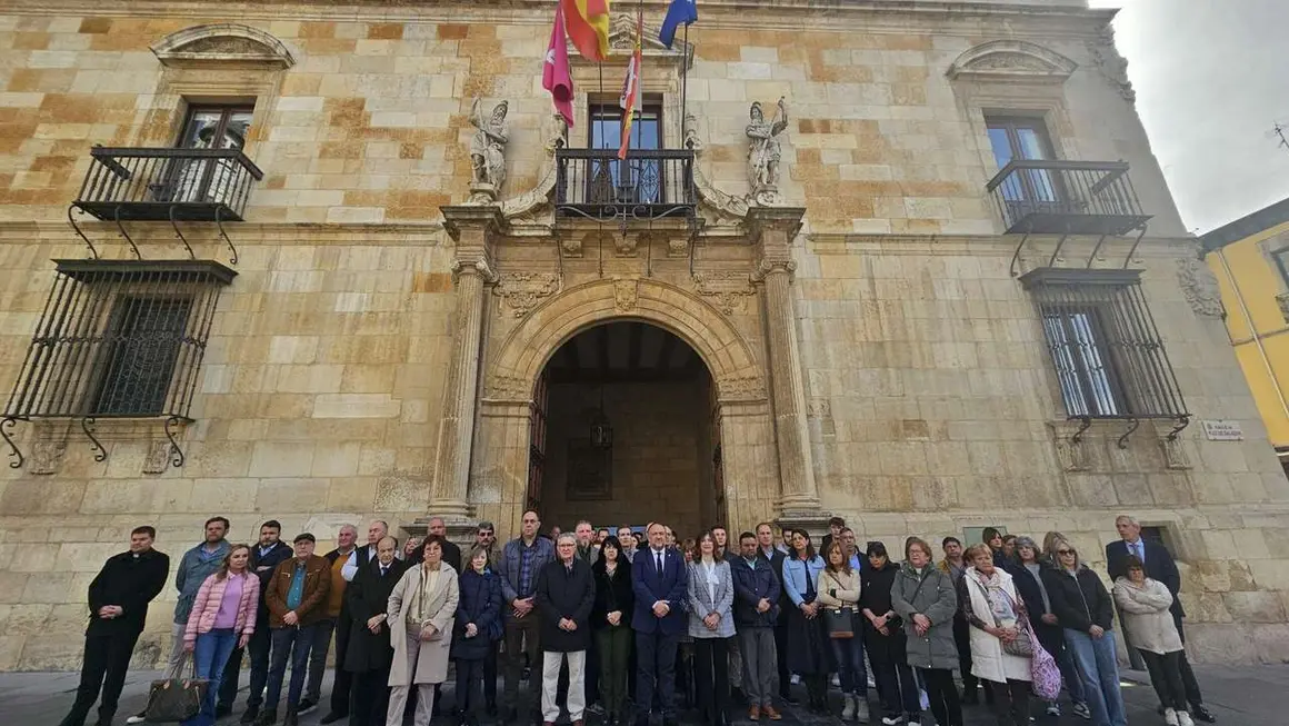 Minuto de Silencio en la sede de la Diputaci&oacute;n de Le&oacute;n por la muerte de los mineros leoneses. / LEON24HORAS