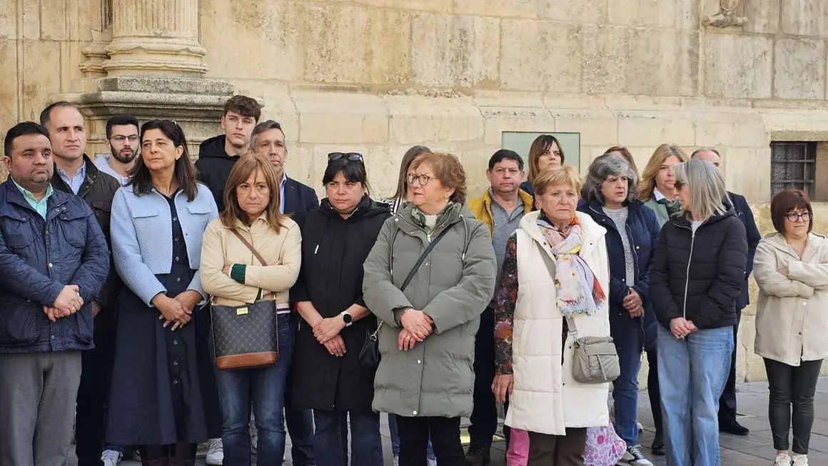 Minuto de Silencio en la sede de la Diputaci&oacute;n de Le&oacute;n por la muerte de los mineros leoneses. / LEON24HORAS