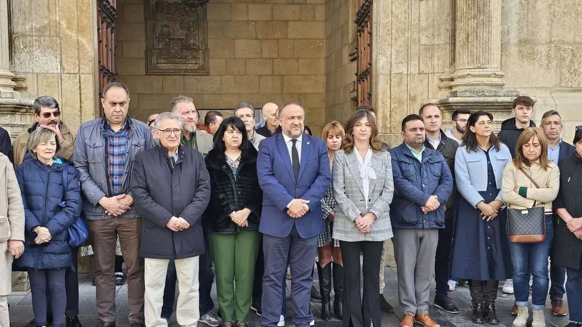 Minuto de Silencio en la sede de la Diputaci&oacute;n de Le&oacute;n por la muerte de los mineros leoneses. / LEON24HORAS