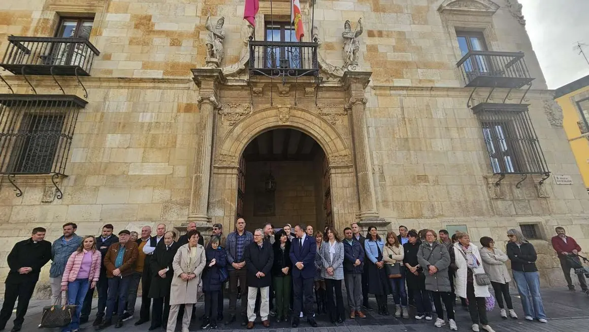 Minuto de Silencio en la sede de la Diputaci&oacute;n de Le&oacute;n por la muerte de los mineros leoneses. / LEON24HORAS
