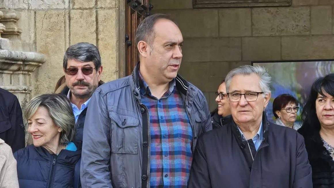 Minuto de Silencio en la sede de la Diputaci&oacute;n de Le&oacute;n por la muerte de los mineros leoneses. / LEON24HORAS