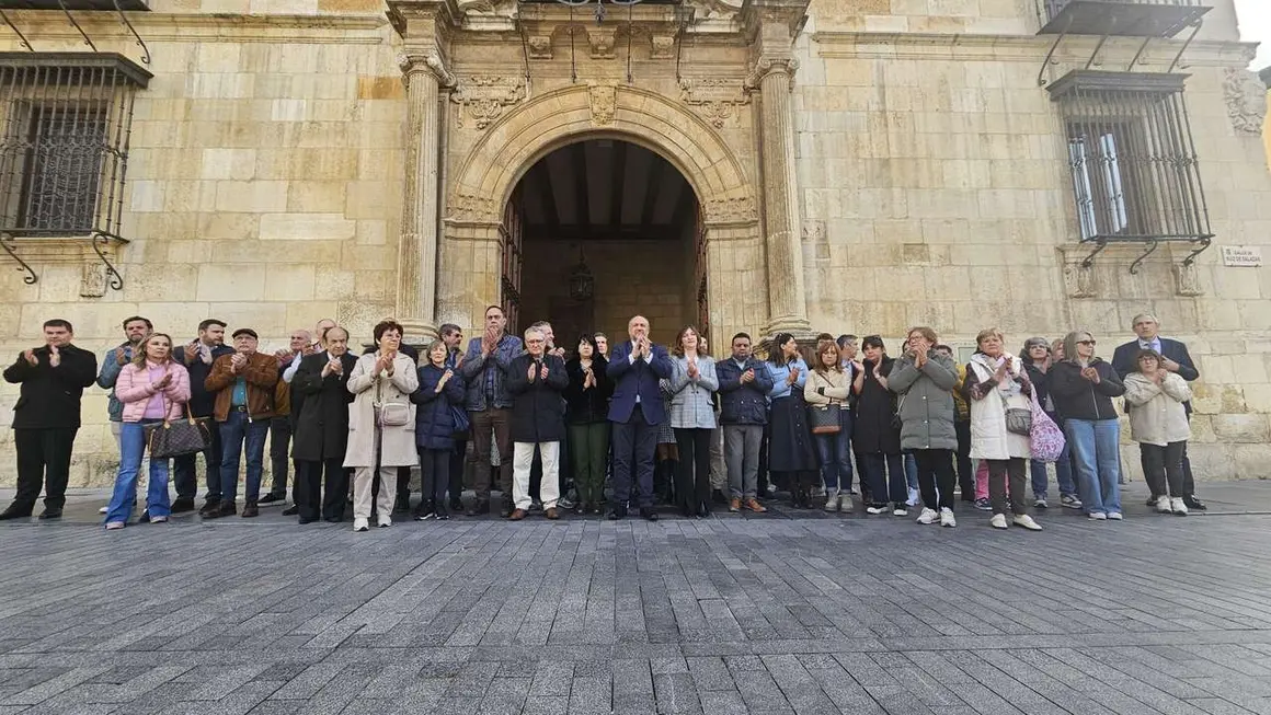 Minuto de Silencio en la sede de la Diputaci&oacute;n de Le&oacute;n por la muerte de los mineros leoneses. / LEON24HORAS