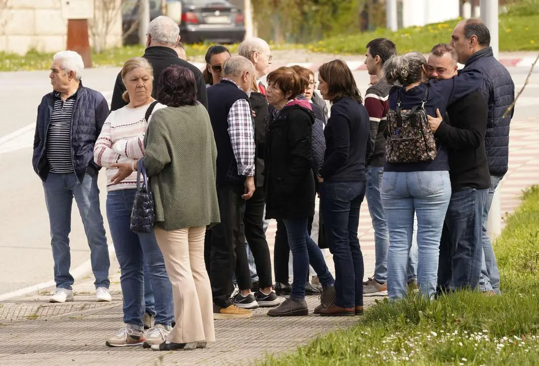 Familiares y amigos acuden al tanatorio de Bembibre (Le&oacute;n) este martes tras el fallecimiento del minero David &Aacute;lvarez en la mina de Cerredo (Asturias). C&Eacute;SAR S&Aacute;NCHEZ / ICAL