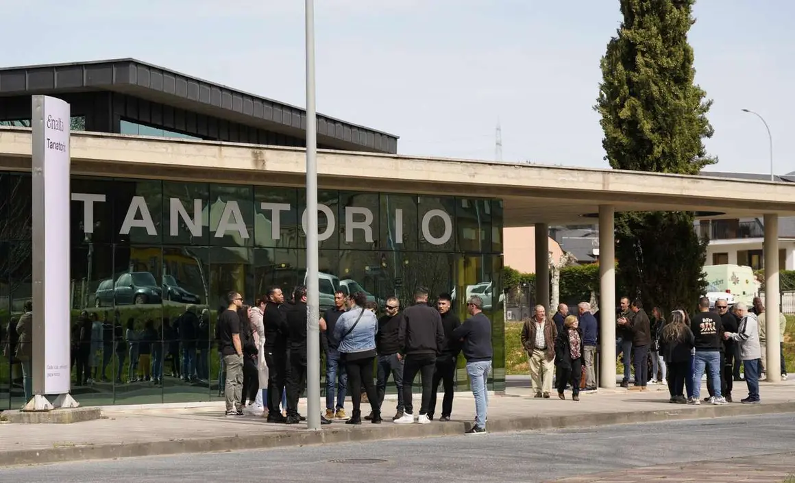 Familiares y amigos acuden al tanatorio de Bembibre (Le&oacute;n) este martes tras el fallecimiento del minero David &Aacute;lvarez en la mina de Cerredo (Asturias). C&Eacute;SAR S&Aacute;NCHEZ / ICAL