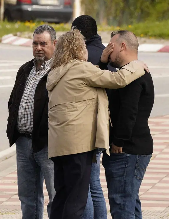 Familiares y amigos acuden al tanatorio de Bembibre (Le&oacute;n) este martes tras el fallecimiento del minero David &Aacute;lvarez en la mina de Cerredo (Asturias). C&Eacute;SAR S&Aacute;NCHEZ / ICAL