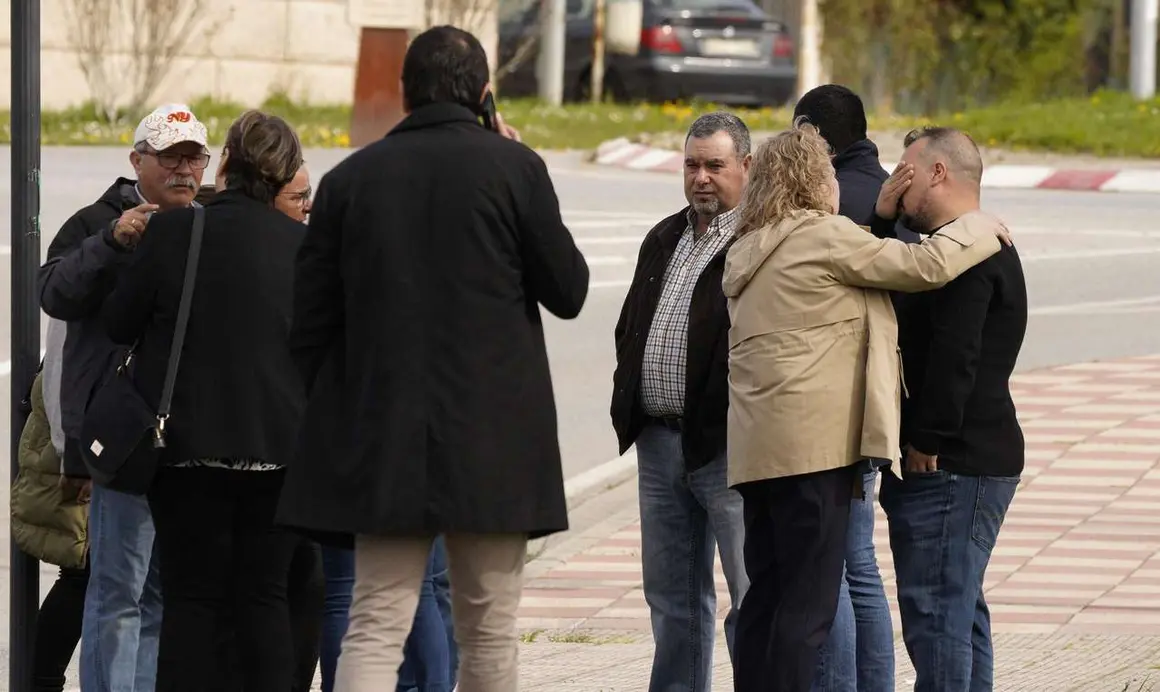 Familiares y amigos acuden al tanatorio de Bembibre (Le&oacute;n) este martes tras el fallecimiento del minero David &Aacute;lvarez en la mina de Cerredo (Asturias). C&Eacute;SAR S&Aacute;NCHEZ / ICAL