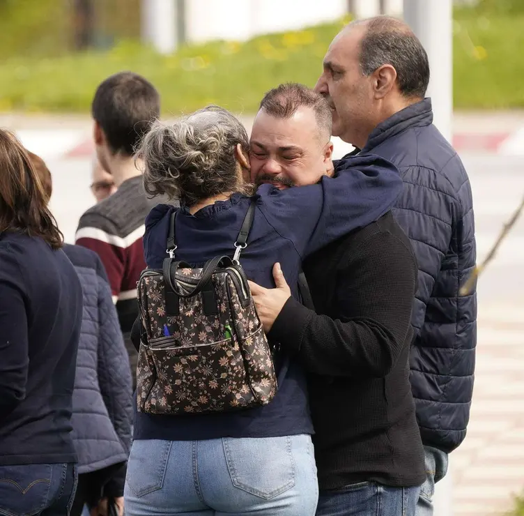 Familiares y amigos acuden al tanatorio de Bembibre (Le&oacute;n) este martes tras el fallecimiento del minero David &Aacute;lvarez en la mina de Cerredo (Asturias). C&Eacute;SAR S&Aacute;NCHEZ / ICAL