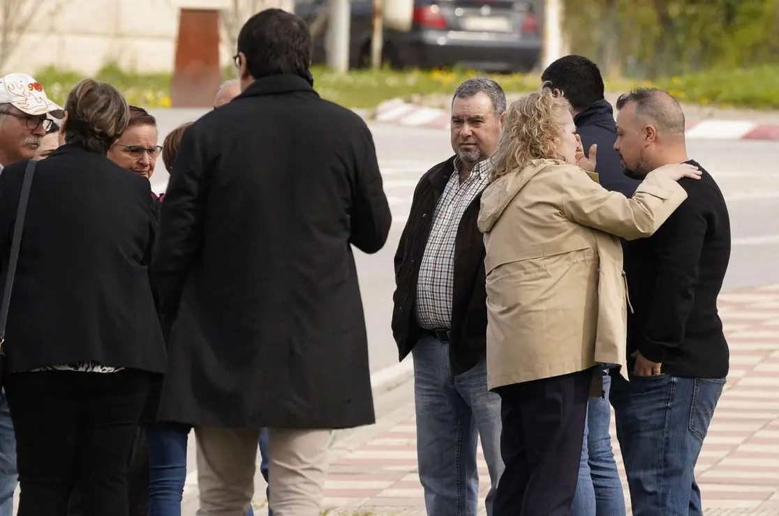 Familiares y amigos acuden al tanatorio de Bembibre (Le&oacute;n) este martes tras el fallecimiento del minero David &Aacute;lvarez en la mina de Cerredo (Asturias). C&Eacute;SAR S&Aacute;NCHEZ / ICAL