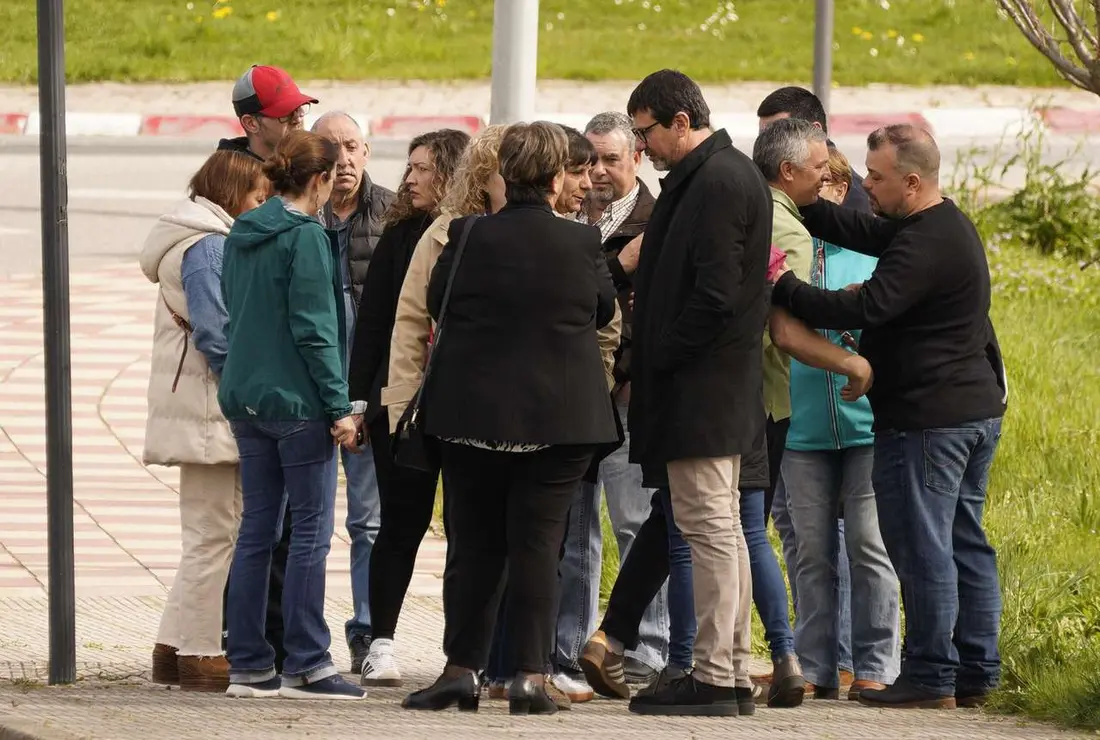 Familiares y amigos acuden al tanatorio de Bembibre (Le&oacute;n) este martes tras el fallecimiento del minero David &Aacute;lvarez en la mina de Cerredo (Asturias). C&Eacute;SAR S&Aacute;NCHEZ / ICAL