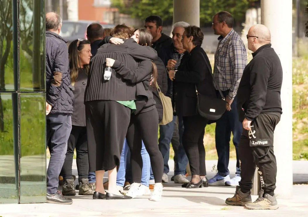 Familiares y amigos acuden al tanatorio de Bembibre (Le&oacute;n) este martes tras el fallecimiento del minero David &Aacute;lvarez en la mina de Cerredo (Asturias). C&Eacute;SAR S&Aacute;NCHEZ / ICAL