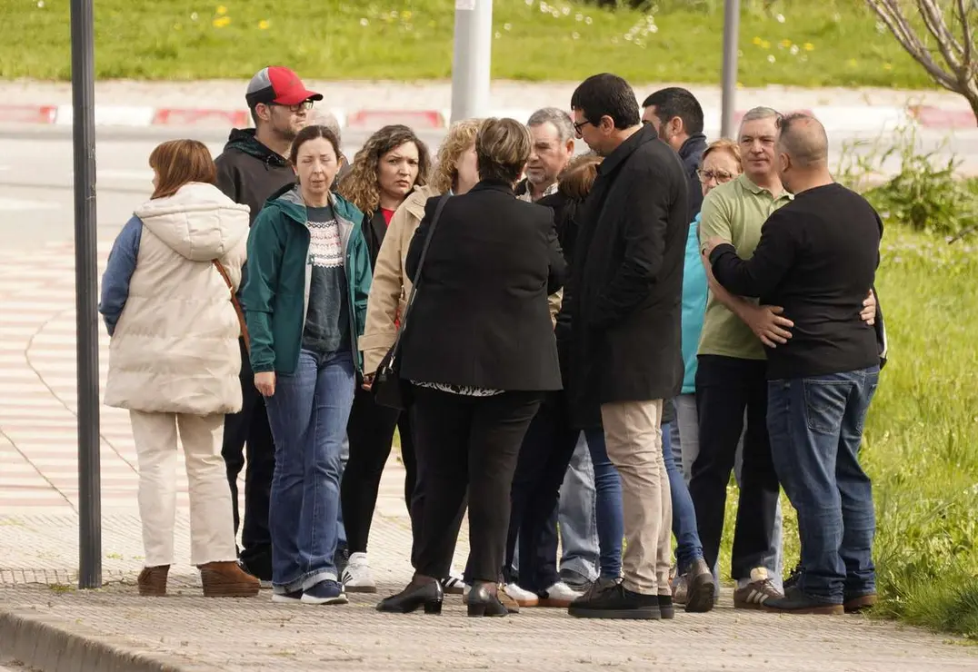 Familiares y amigos acuden al tanatorio de Bembibre (Le&oacute;n) este martes tras el fallecimiento del minero David &Aacute;lvarez en la mina de Cerredo (Asturias). C&Eacute;SAR S&Aacute;NCHEZ / ICAL