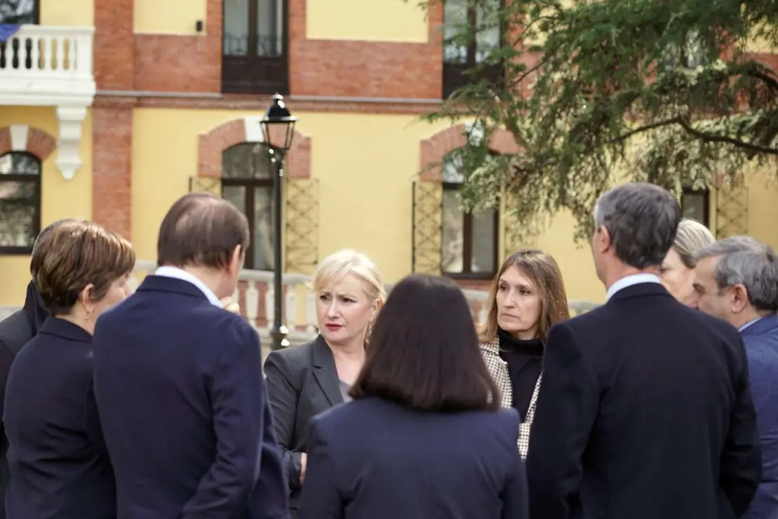 La vicepresidenta de la Junta, Isabel Blanco, junto al resto del Gobierno, participa en un minuto de silencio en se&ntilde;al de duelo por el fallecimiento de los cinco mineros originarios de la provincia de Le&oacute;n en el accidente de la mina de Cerredo, en el concejo asturiano de Dega&ntilde;a. / RUB&Eacute;N CACHO / ICAL