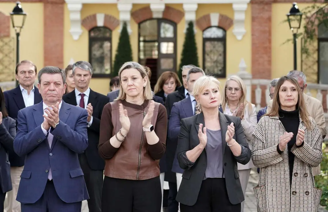 La vicepresidenta de la Junta, Isabel Blanco, junto al resto del Gobierno, participa en un minuto de silencio en se&ntilde;al de duelo por el fallecimiento de los cinco mineros originarios de la provincia de Le&oacute;n en el accidente de la mina de Cerredo, en el concejo asturiano de Dega&ntilde;a. / RUB&Eacute;N CACHO / ICAL