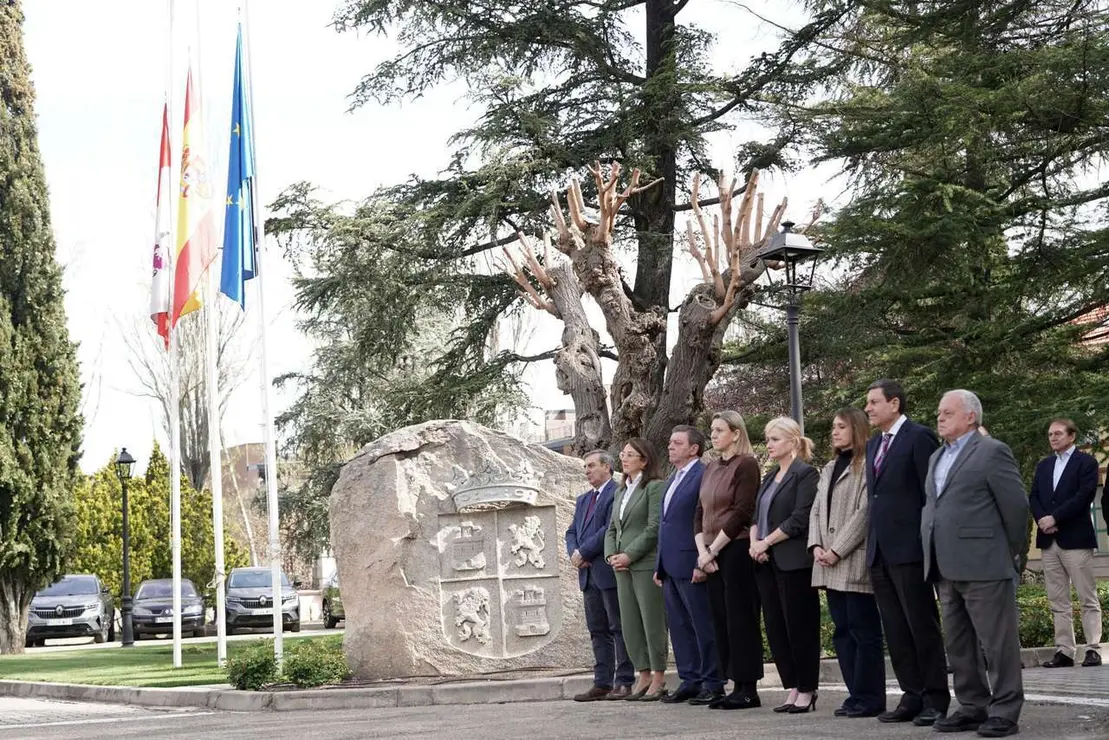 La vicepresidenta de la Junta, Isabel Blanco, junto al resto del Gobierno, participa en un minuto de silencio en se&ntilde;al de duelo por el fallecimiento de los cinco mineros originarios de la provincia de Le&oacute;n en el accidente de la mina de Cerredo, en el concejo asturiano de Dega&ntilde;a. / RUB&Eacute;N CACHO / ICAL