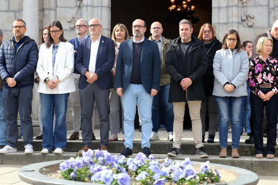 Minuto de silencio en el Ayuntamiento de Ponferrada y en el Consejo Comarcal del Bierzo por los mineros fallecidos ayer en la mina de Cerredo (Asturias). / C&Eacute;SAR S&Aacute;NCHEZ / ICAL
