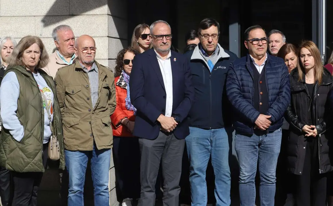 Minuto de silencio en el Ayuntamiento de Ponferrada y en el Consejo Comarcal del Bierzo por los mineros fallecidos ayer en la mina de Cerredo (Asturias). / C&Eacute;SAR S&Aacute;NCHEZ / ICAL