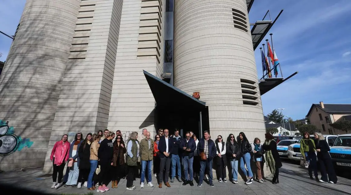 Minuto de silencio en el Ayuntamiento de Ponferrada y en el Consejo Comarcal del Bierzo por los mineros fallecidos ayer en la mina de Cerredo (Asturias). / C&Eacute;SAR S&Aacute;NCHEZ / ICAL