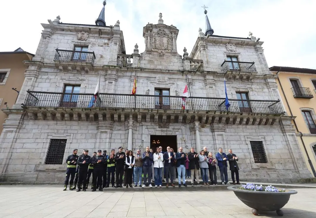 Minuto de silencio en el Ayuntamiento de Ponferrada y en el Consejo Comarcal del Bierzo por los mineros fallecidos ayer en la mina de Cerredo (Asturias). / C&Eacute;SAR S&Aacute;NCHEZ / ICAL