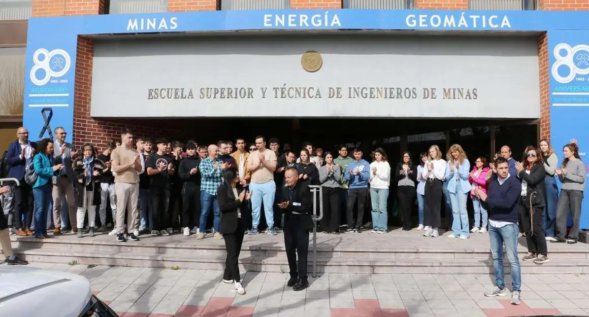 Minuto de silencio enla Facultad de Minas de la Universidad de Le&oacute;n. / PRENSA ULE