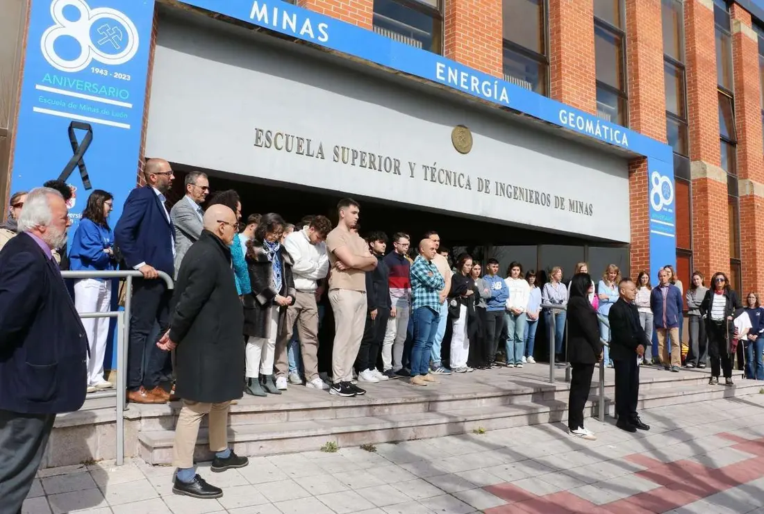 Minuto de silencio enla Facultad de Minas de la Universidad de Le&oacute;n. / PRENSA ULE