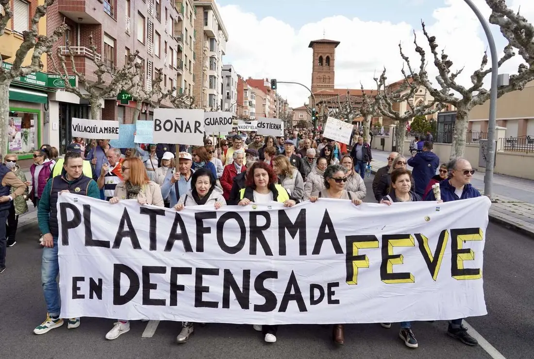 Manifestaci&oacute;n en defensa de Feve este domingo en las calles de la ciudad de Le&oacute;n. / CAMPILLO / ICAL