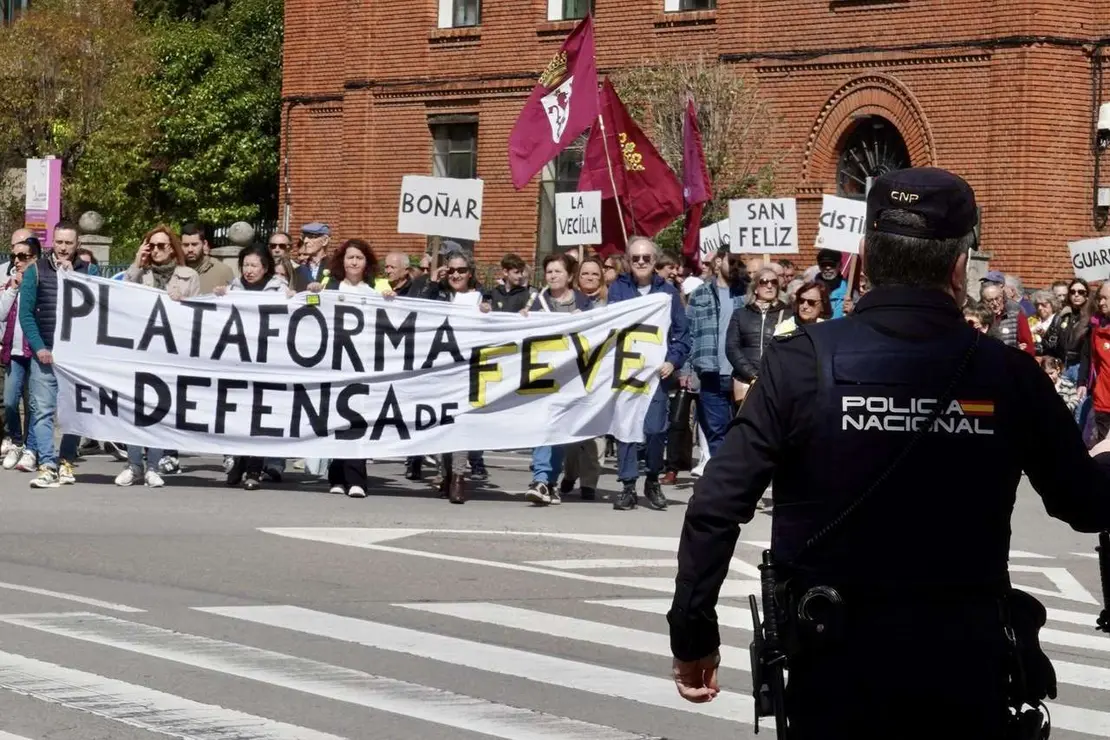 Manifestaci&oacute;n en defensa de Feve este domingo en las calles de la ciudad de Le&oacute;n. / CAMPILLO / ICAL