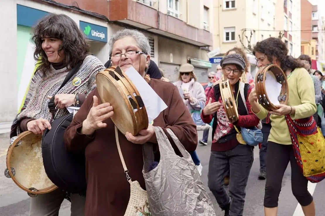 Manifestaci&oacute;n en defensa de Feve este domingo en las calles de la ciudad de Le&oacute;n. / CAMPILLO / ICAL