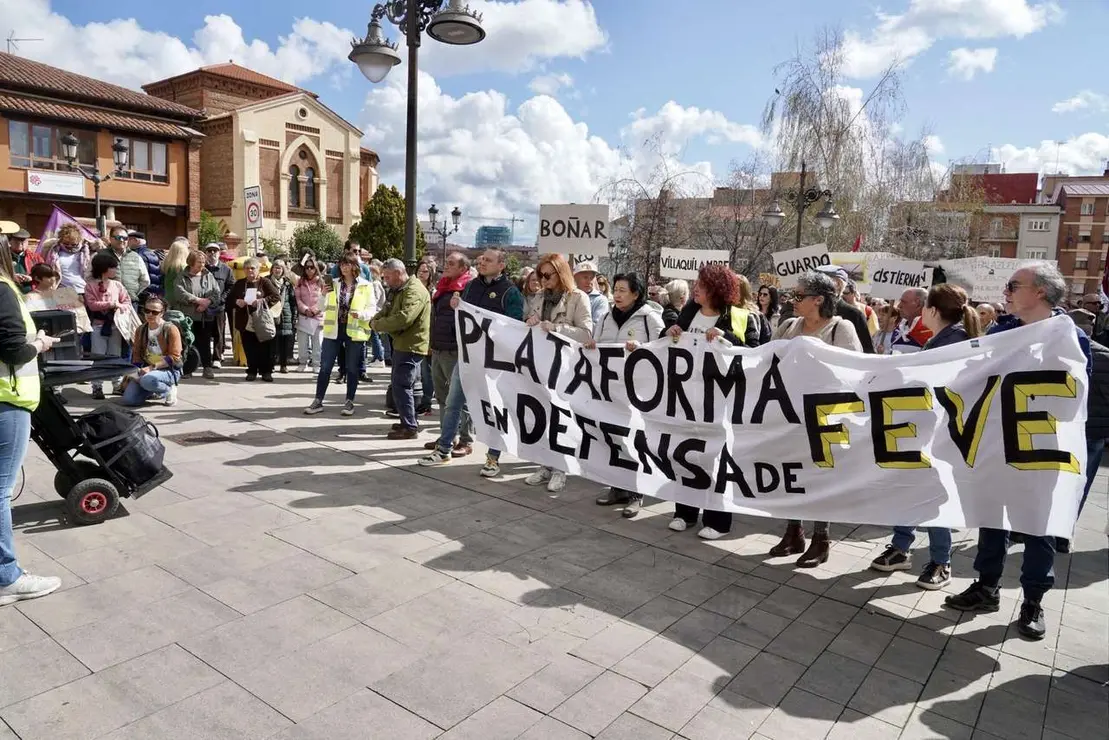 Manifestaci&oacute;n en defensa de Feve este domingo en las calles de la ciudad de Le&oacute;n. / CAMPILLO / ICAL