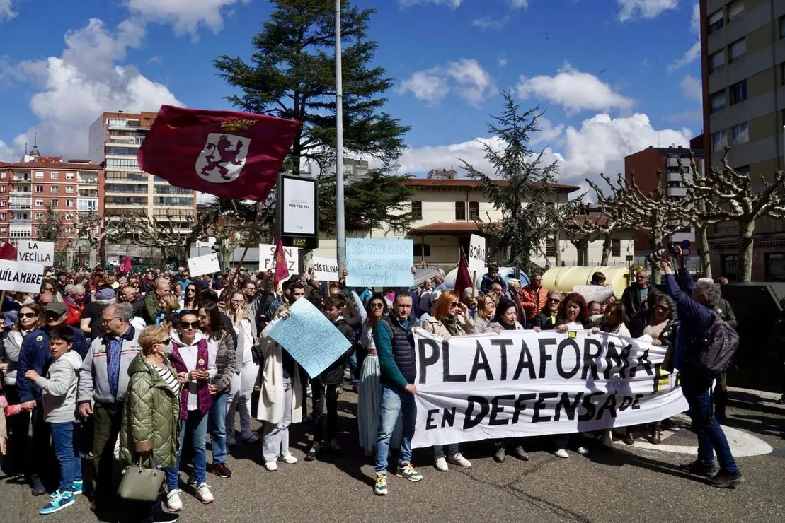 Manifestaci&oacute;n en defensa de Feve este domingo en las calles de la ciudad de Le&oacute;n. / CAMPILLO / ICAL