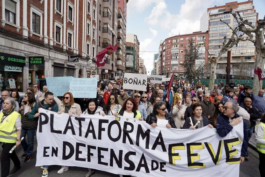 Manifestaci&oacute;n en defensa de Feve este domingo en las calles de la ciudad de Le&oacute;n. / CAMPILLO / ICAL