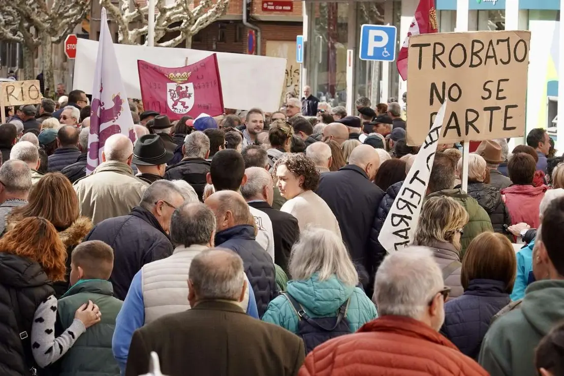 Manifestaci&oacute;n en defensa de Feve este domingo en las calles de la ciudad de Le&oacute;n. / CAMPILLO / ICAL