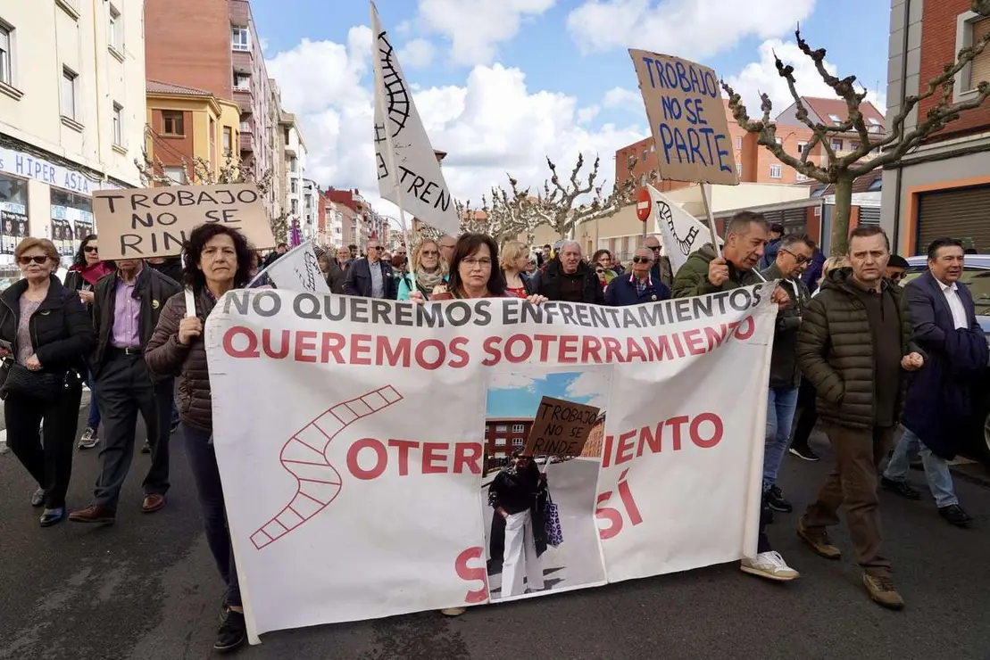 Manifestaci&oacute;n en defensa de Feve este domingo en las calles de la ciudad de Le&oacute;n. / CAMPILLO / ICAL