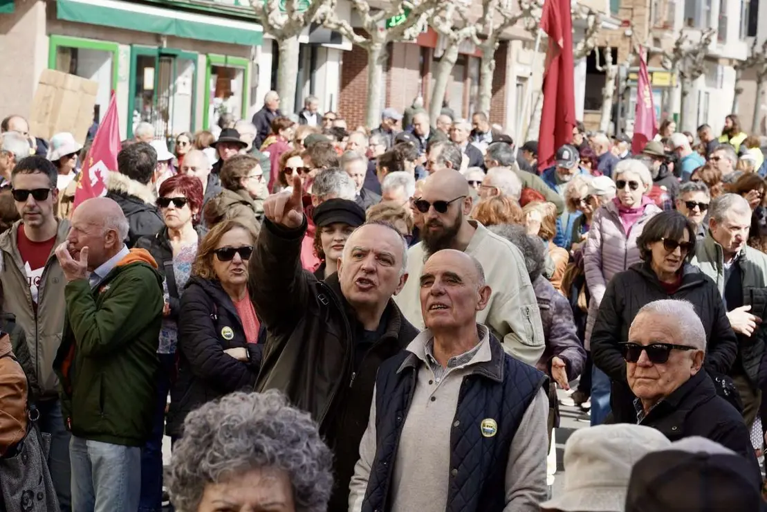 Manifestaci&oacute;n en defensa de Feve este domingo en las calles de la ciudad de Le&oacute;n. / CAMPILLO / ICAL