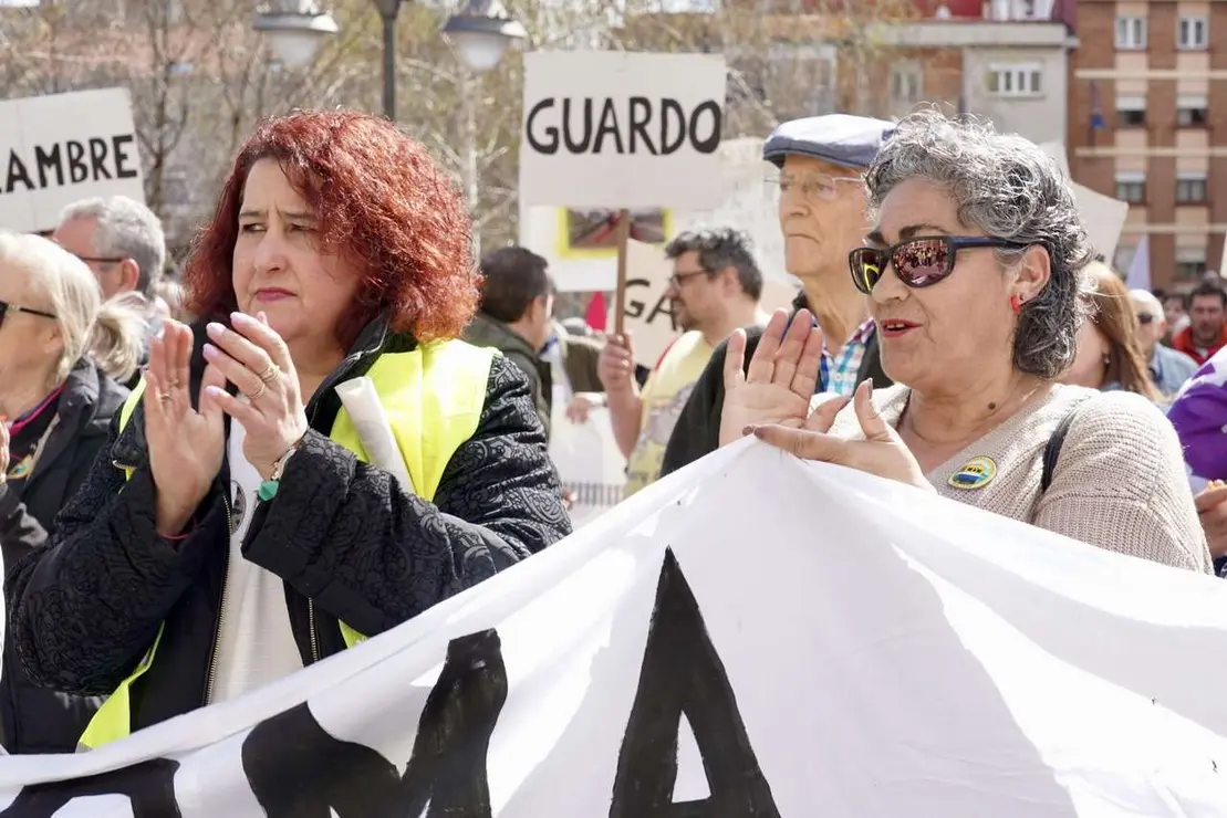 Manifestaci&oacute;n en defensa de Feve este domingo en las calles de la ciudad de Le&oacute;n. / CAMPILLO / ICAL