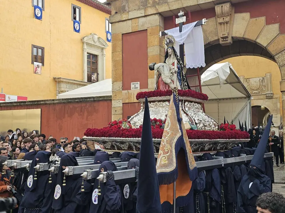 La procesi&oacute;n del Camino de la Pasi&oacute;n de Le&oacute;n no saldr&aacute; de San Isidoro por la lluvia. / LE&Oacute;N24HORAS