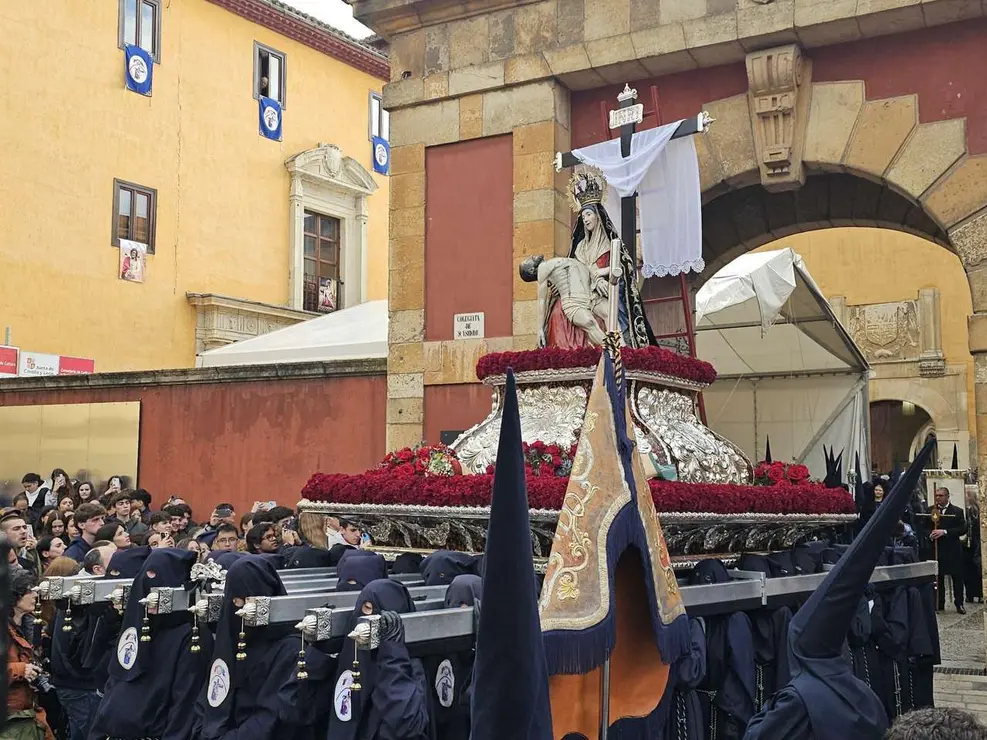 La procesi&oacute;n del Camino de la Pasi&oacute;n de Le&oacute;n no saldr&aacute; de San Isidoro por la lluvia. / LE&Oacute;N24HORAS