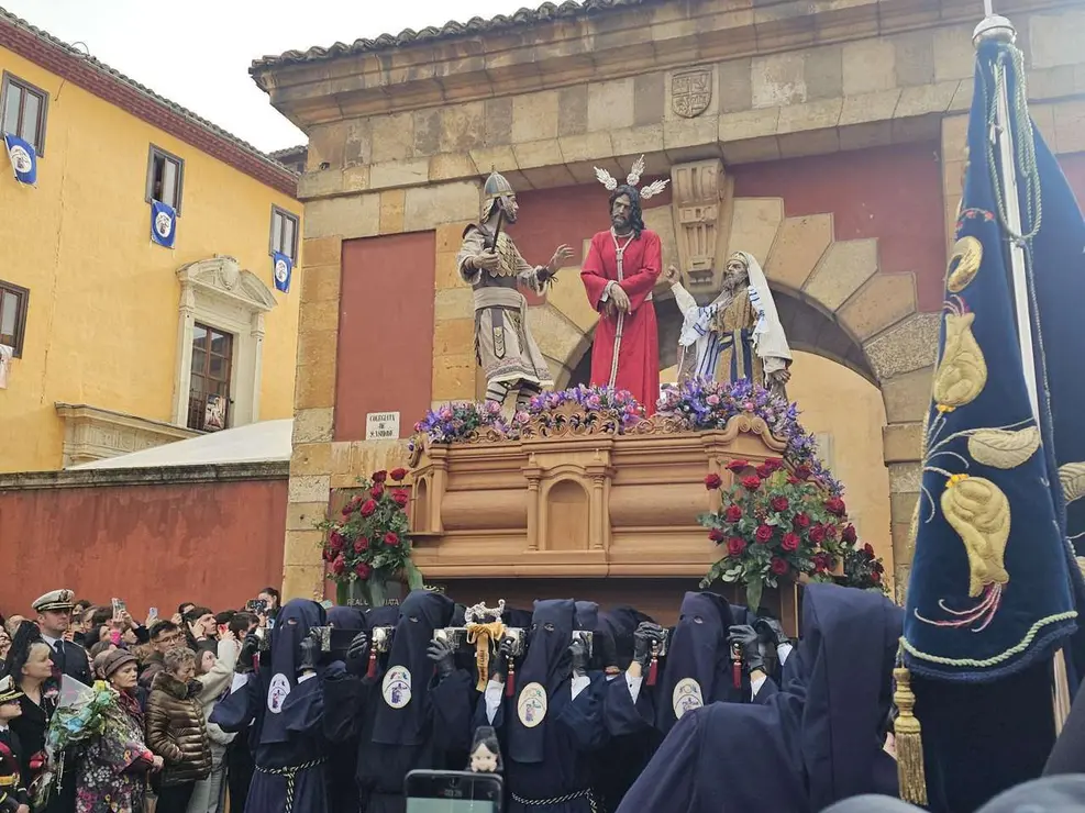 La procesi&oacute;n del Camino de la Pasi&oacute;n de Le&oacute;n no saldr&aacute; de San Isidoro por la lluvia. / LE&Oacute;N24HORAS
