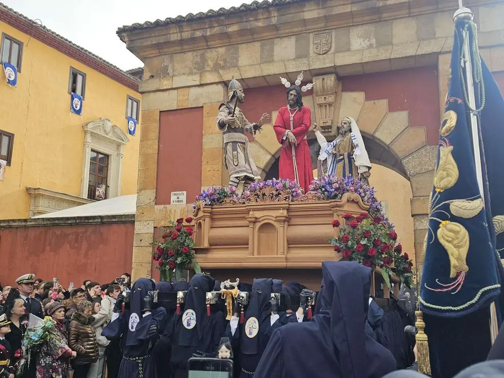 La procesi&oacute;n del Camino de la Pasi&oacute;n de Le&oacute;n no saldr&aacute; de San Isidoro por la lluvia. / LE&Oacute;N24HORAS