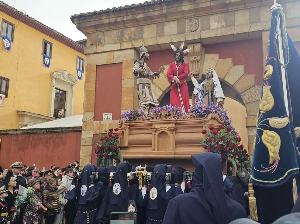 La procesi&oacute;n del Camino de la Pasi&oacute;n de Le&oacute;n no saldr&aacute; de San Isidoro por la lluvia. / LE&Oacute;N24HORAS