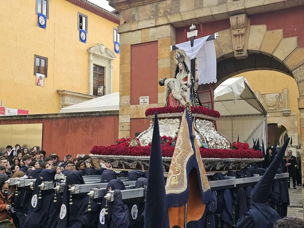 La procesi&oacute;n del Camino de la Pasi&oacute;n de Le&oacute;n no saldr&aacute; de San Isidoro por la lluvia. / LE&Oacute;N24HORAS