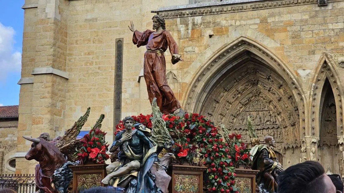 Procesi&oacute;n del Cristo del Gran Poder de Le&oacute;n 2025. / LE&Oacute;N24HORAS
