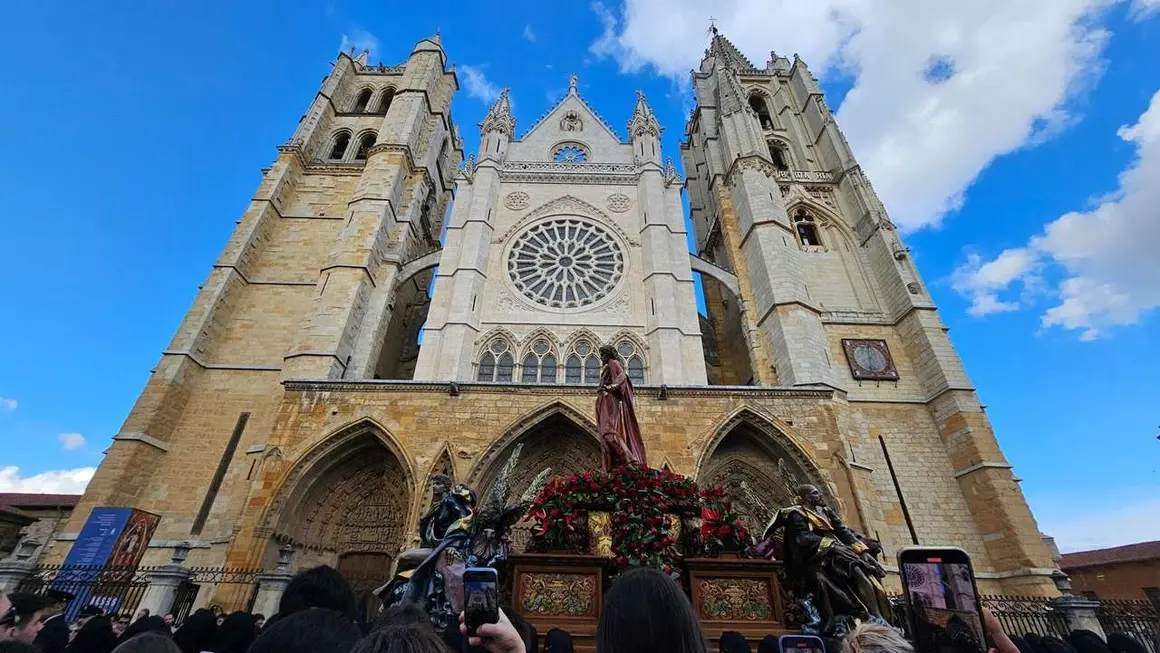 Procesi&oacute;n del Cristo del Gran Poder de Le&oacute;n 2025. / LE&Oacute;N24HORAS