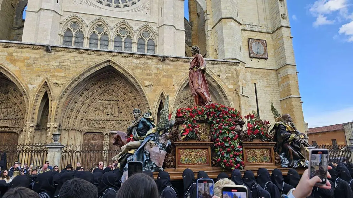 Procesi&oacute;n del Cristo del Gran Poder de Le&oacute;n 2025. / LE&Oacute;N24HORAS
