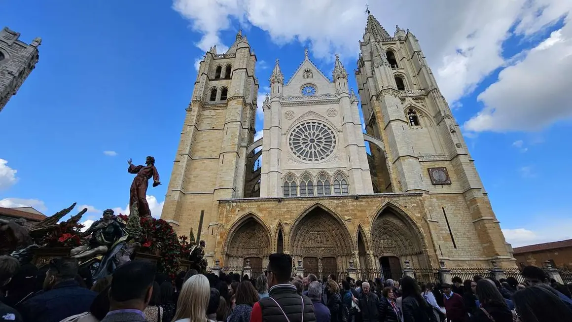 Procesi&oacute;n del Cristo del Gran Poder de Le&oacute;n 2025. / LE&Oacute;N24HORAS