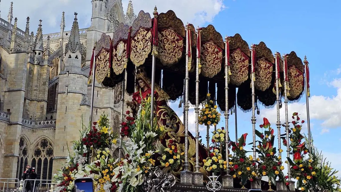 Procesi&oacute;n del Cristo del Gran Poder de Le&oacute;n 2025. / LE&Oacute;N24HORAS
