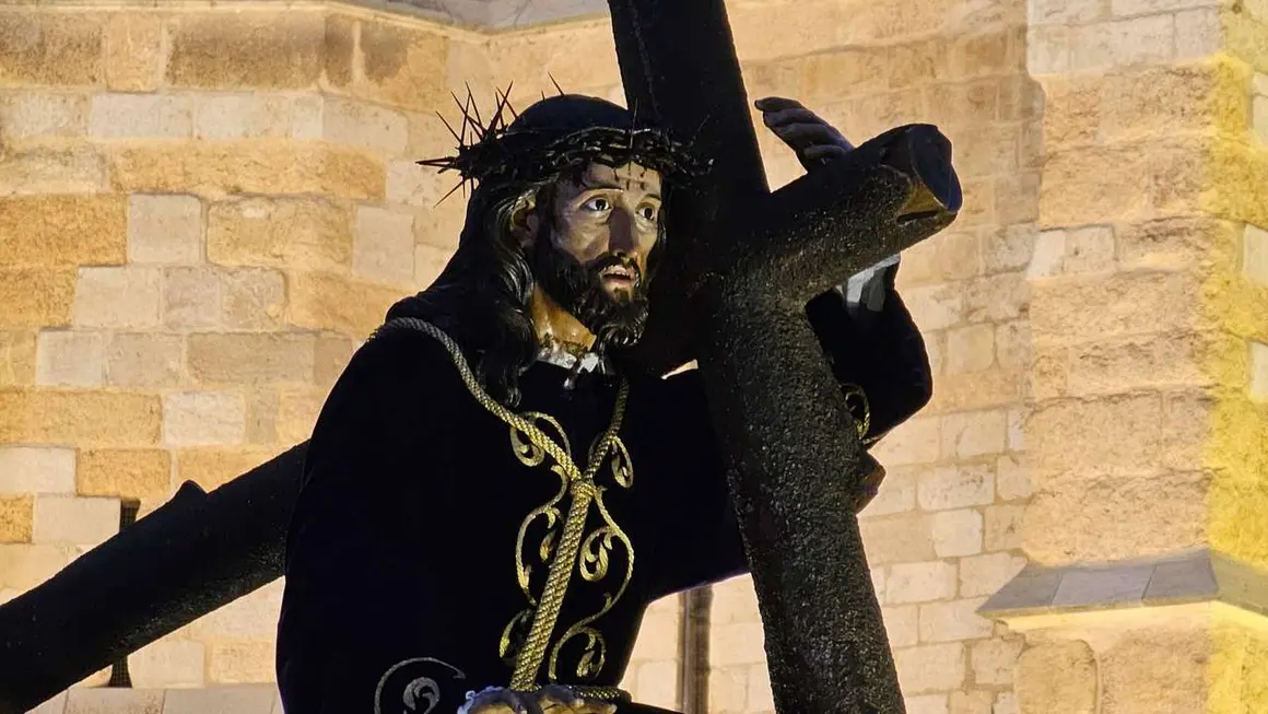 Procesi&oacute;n del Dainos a su paso por la Catedral de Le&oacute;n. / LE&Oacute;N24HORAS