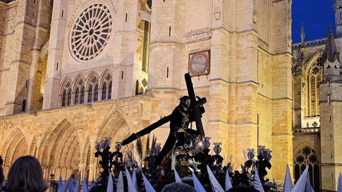 Procesi&oacute;n del Dainos a su paso por la Catedral de Le&oacute;n. / LE&Oacute;N24HORAS