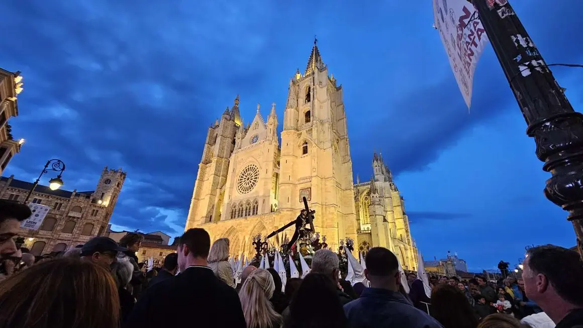 Procesi&oacute;n del Dainos a su paso por la Catedral de Le&oacute;n. / LE&Oacute;N24HORAS